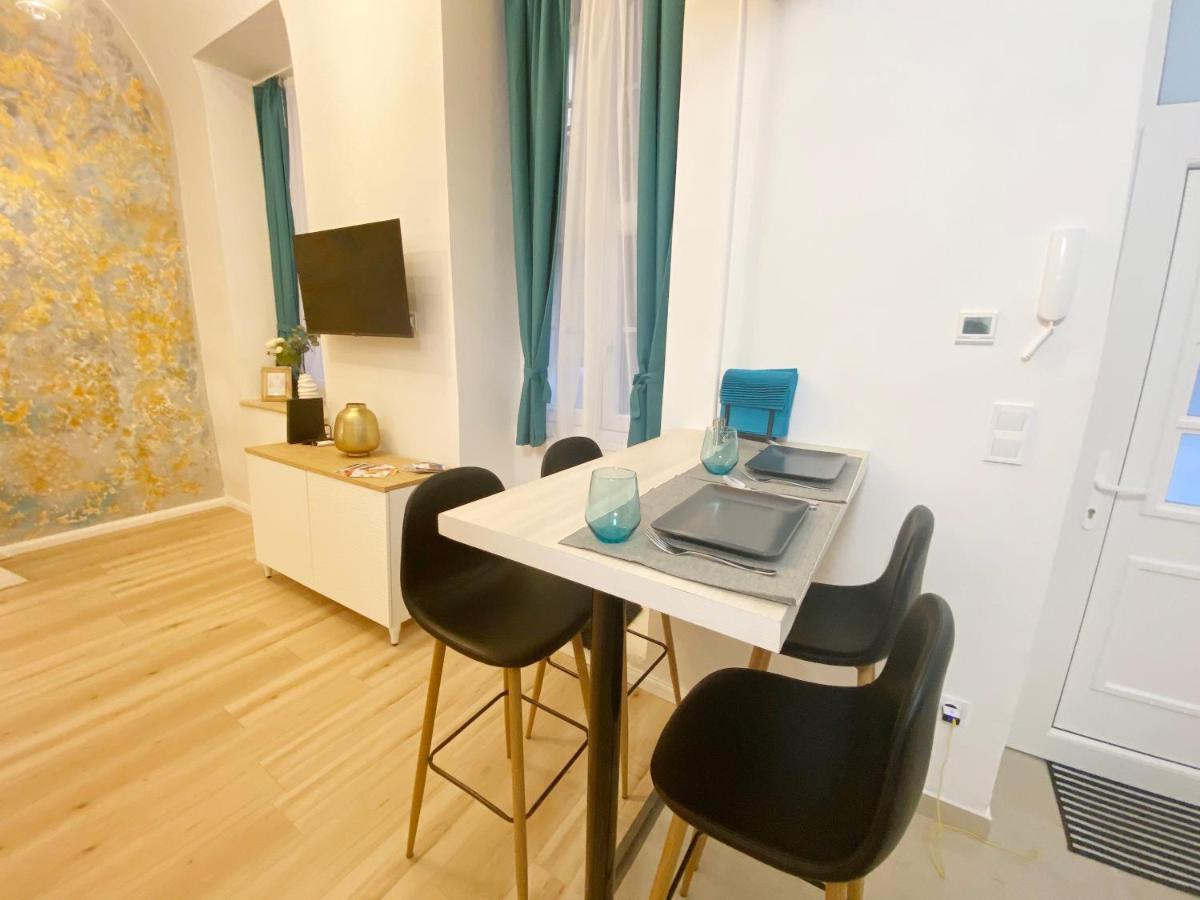 Goldart Design Apartment In The Heart Of Budapest Exterior photo